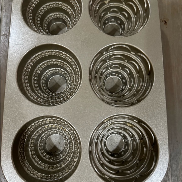 New Nordic Ware Gold Mini Cakelet Cake Pan. - Picture 2 of 4